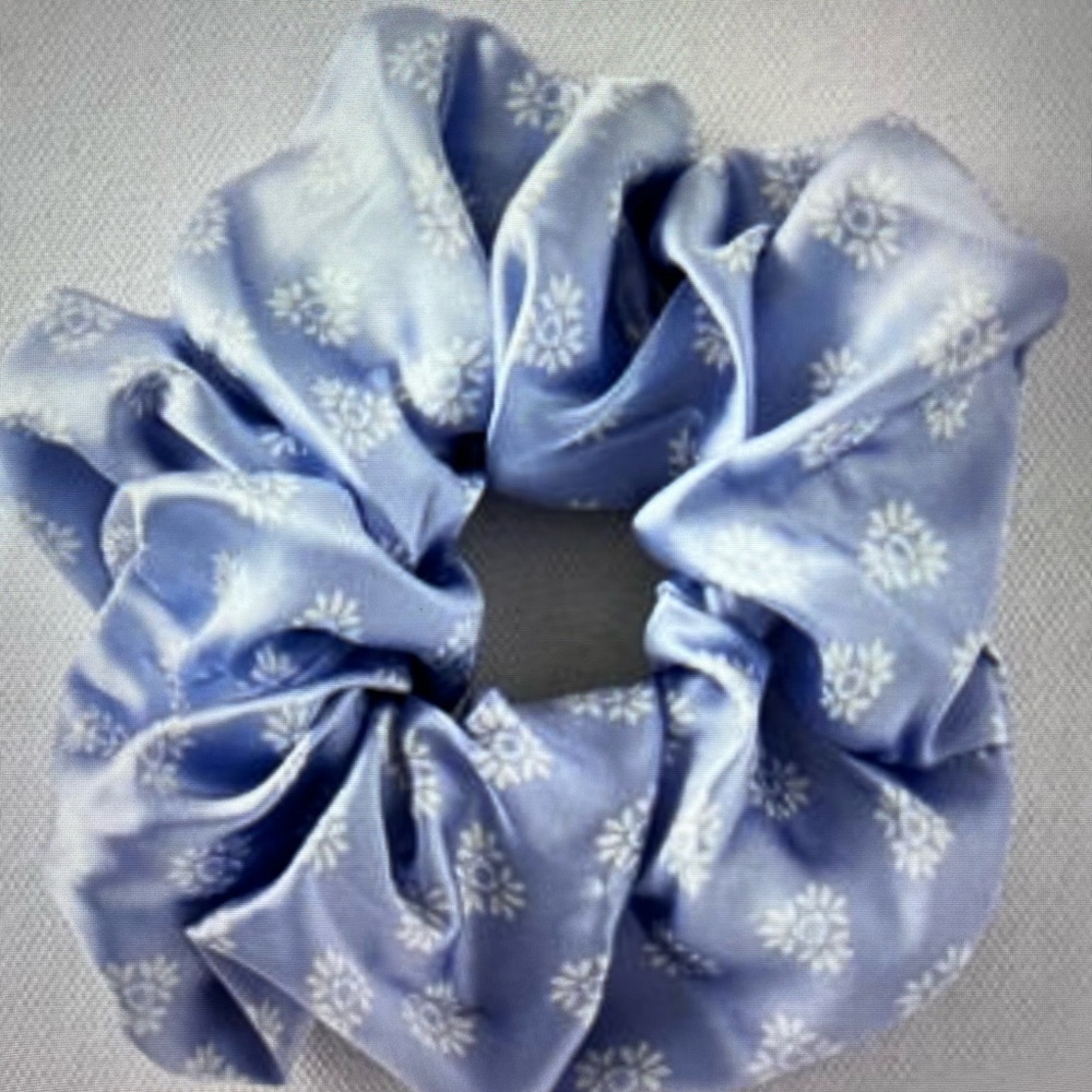 👩‍🦱  TALBOTS WASHABLE SILK FOULARD SCRUNCHIE 👩‍🦱  NWT 👩‍🦱